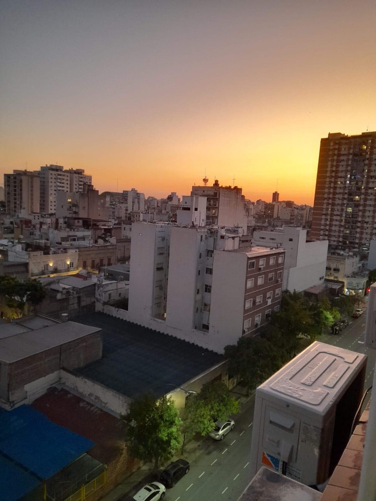 Monoambiente luminoso sobre avenida — foto 1